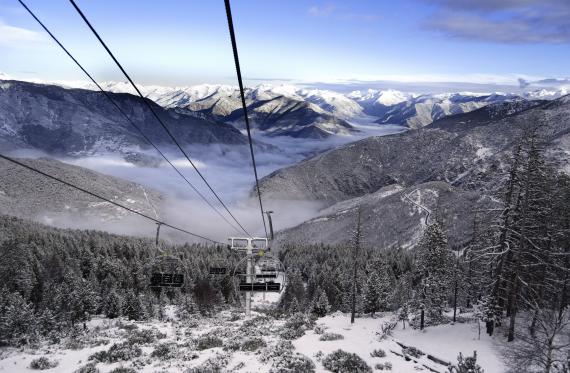 Ski dans Port Ainé paysage enneigé Pyrénées Lleida