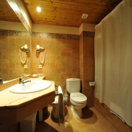 Salle de bain complète chambre double Hotel La Morera València d'Àneu Lleida